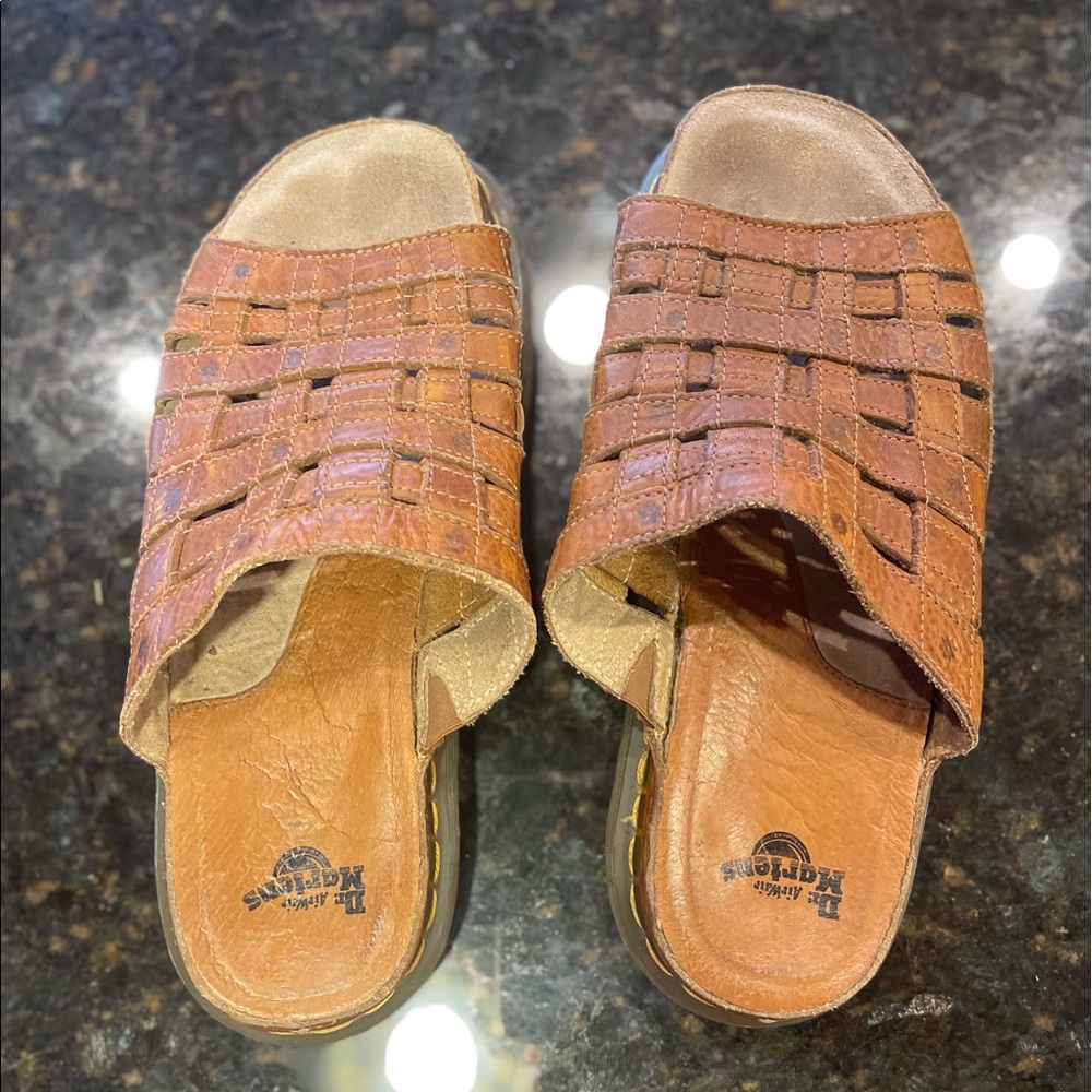 Dr. Marten crisscross platform sandals L 10